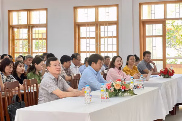 Cán bộ, giáo viên tham gia tập huấn nghiệp vụ kiểm tra Kỳ thi tốt nghiệp THPT năm 2026.