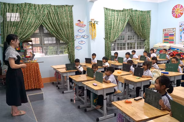Học sinh lớp 1, Trường Phổ thông Nội trú Tiểu học và THCS Dục Nông (xã Dục Nông, tỉnh Quảng Ngãi) làm quen với tiếng Việt.