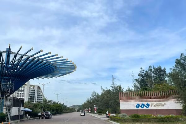 Công ty Cổ phần FLC Quy Nhơn Golf và Resort chậm đóng BHXH, BHYT, BHTN 29,5 tỷ đồng.