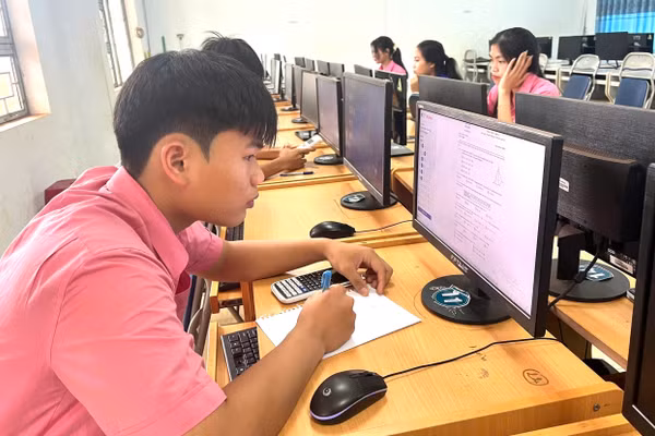 Học sinh được nhà trường tạo điều kiện sử dụng phòng máy tính để ôn thi.