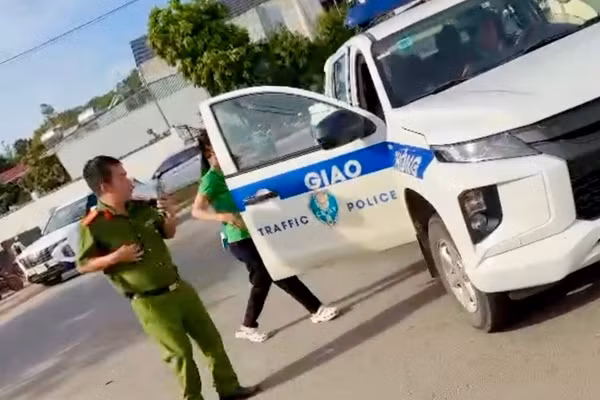 Lực lượng CSGT đưa thí sinh đến điểm thi đúng thời gian quy định.
