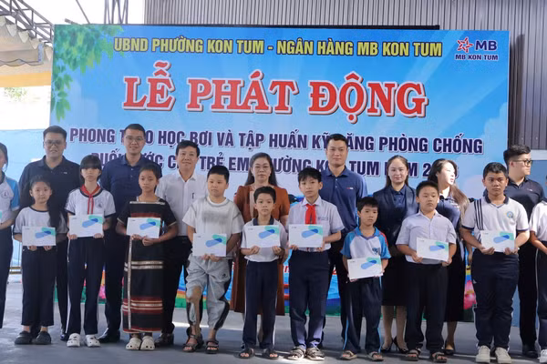 Kon Tum đẩy mạnh phong trào học bơi, phòng chống đuối nước cho trẻ em