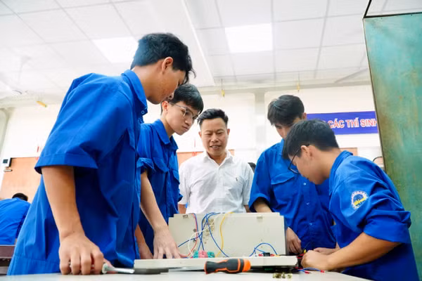 Thứ trưởng Lê Quân thăm giờ thực hành ở Khoa điện.