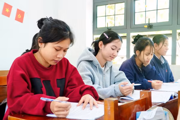 Học sinh Trường PTDTNT THCS&THPT An Lão ôn tập những ngày cận kề kỳ thi.