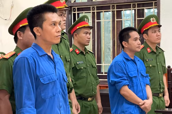Hai bị cáo Phạm Anh Tài và Lê Văn Ân tại phiên tòa sơ thẩm.