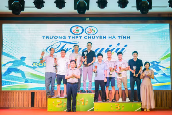 BTC trao thưởng cho các VĐV đạt giải.