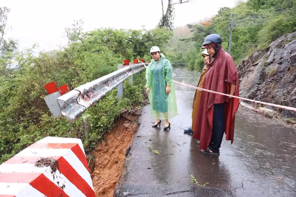 Lực lượng chức năng căng dây cảnh báo người dân đi vào khu vực sạt lở.