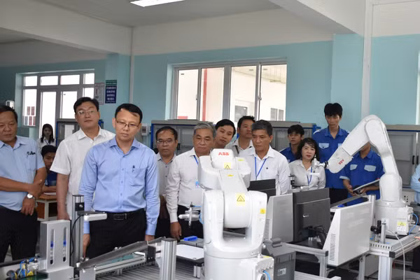 Phó Chủ tịch UBND tỉnh Khánh Hòa Nguyễn Thanh Hà đến thăm và làm việc tại Trường Cao đẳng Kỹ thuật Công nghệ Nha Trang.