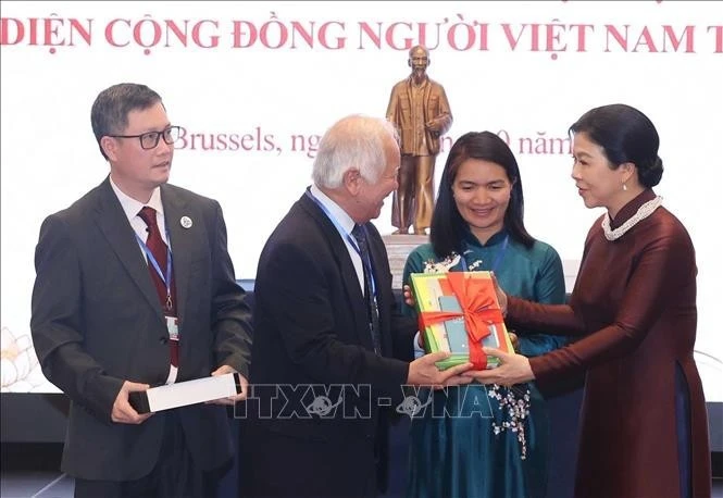 Phu nhân Ngô Phương Ly tặng sách Tiếng Việt cho Hội người Việt Nam tại Bỉ. Ảnh: Thống Nhất/TTXVN Phu nhân Ngô Phương Ly tặng sách Tiếng Việt cho Hội người Việt Nam tại Bỉ. Ảnh: Thống Nhất/TTXVN