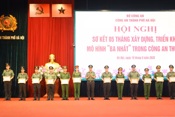 Công an TP Hà Nội khen thưởng nhiều tập thể, cá nhân có thành tích xuất sắc trong đợt thi đua “Ba nhất”.