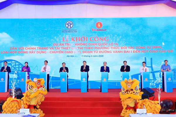 Ủy viên Bộ Chính trị, Chủ tịch Quốc hội Trần Thanh Mẫn cùng các đại biểu thực hiện nghi thức khởi công Dự án. Ảnh: Lê Hải.