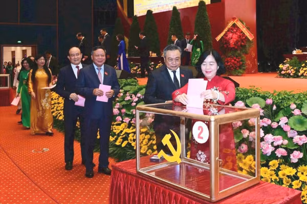 Bí thư Thành ủy Hà Nội Bùi Thị Minh Hoài và đại biểu tiến hành bỏ phiếu.