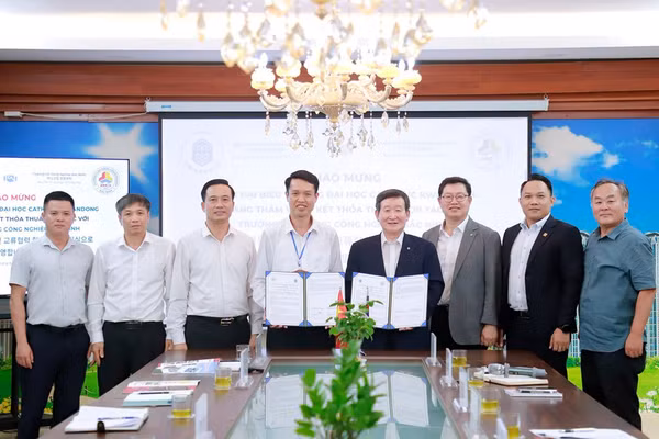 TS. Vũ Quang Khuê, Hiệu trưởng BCI (áo trắng) và ông Kim Youg Seung, Hiệu trưởng Trường Đại học Catholic Kwandong tại lễ ký kết.