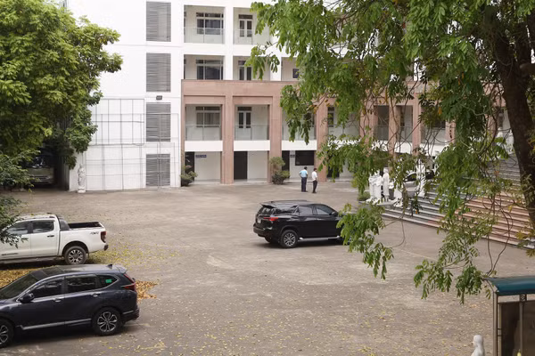 Cơ quan chức năng làm việc với trường Đại học Kinh Bắc. Ảnh: Đăng Chung