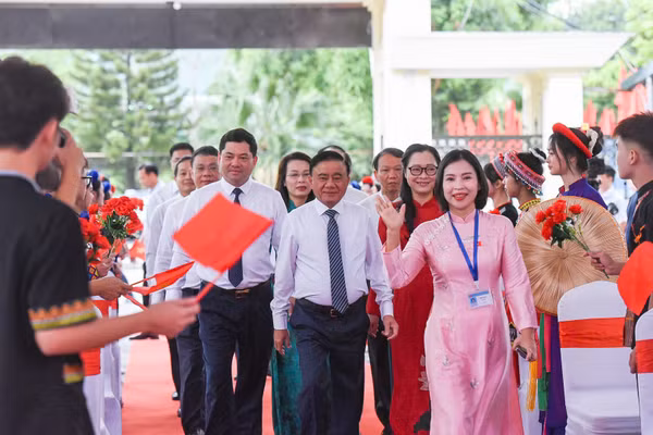 Học sinh Bắc Ninh vinh dự chào đón lãnh đạo Đảng, Nhà nước chung vui ngày khai giảng.