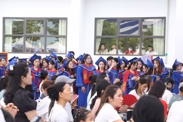 Hơn 1.400 tân cử nhân FBU tri ân cha mẹ, thầy cô trong lễ tốt nghiệp