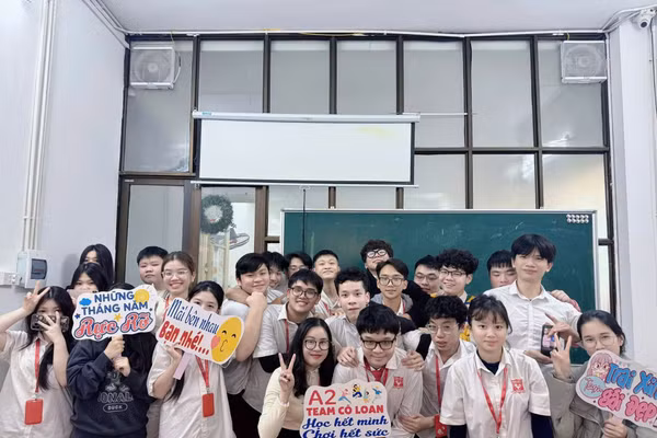 Trần Nhật Anh cùng các bạn lớp 12A2 và cô giáo chủ nhiệm.
