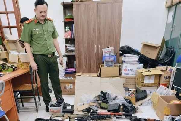 Công an kiểm tra, phát hiện số lượng lớn súng bắn đạn nhựa, bi sắt.