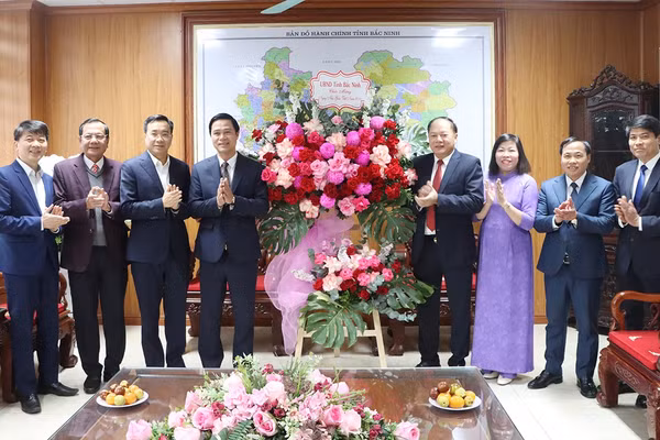 Phó Chủ tịch UBND tỉnh Bắc Ninh Lê Xuân Lợi tặng hoa chúc mừng Sở GD&ĐT nhân Ngày Nhà giáo Việt Nam 20/11.