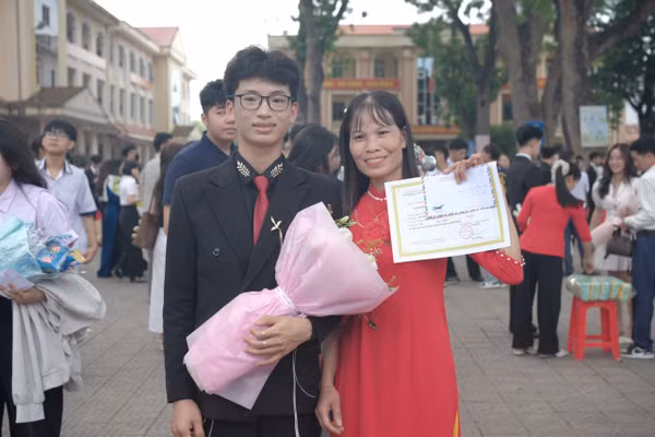 Công chụp ảnh với mẹ trong lễ tuyên dương.