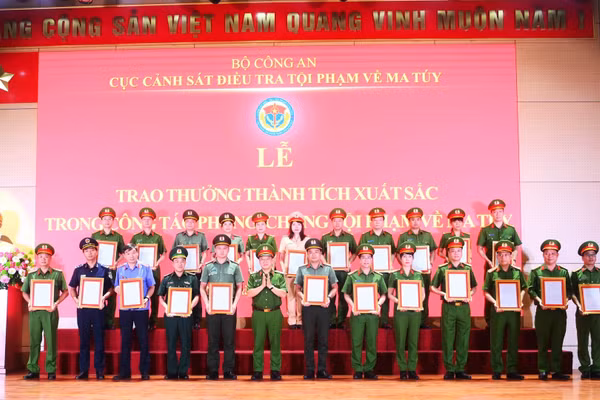 Thứ trưởng Nguyễn Văn Long trao thưởng các tập thể có thành tích xuất sắc (Ảnh Bộ Công an).