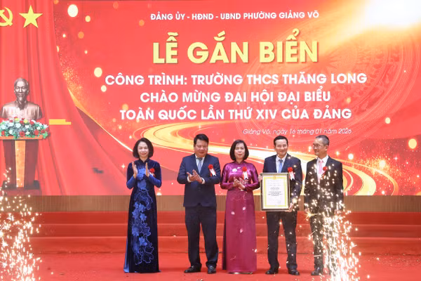 Phó Chủ tịch UBND TP Hà Nội Vũ Thu Hà trao Bằng Công nhận công trình chào mừng Đại hội XIV của Đảng.