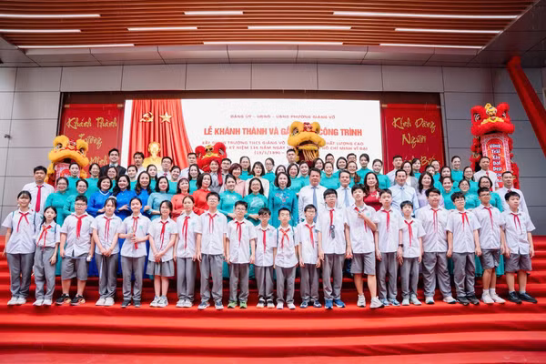 Thầy trò Trường THCS Giảng Võ 2 cùng đại biểu trong buổi lễ khánh thành và gắn biển công trình nhà trường.