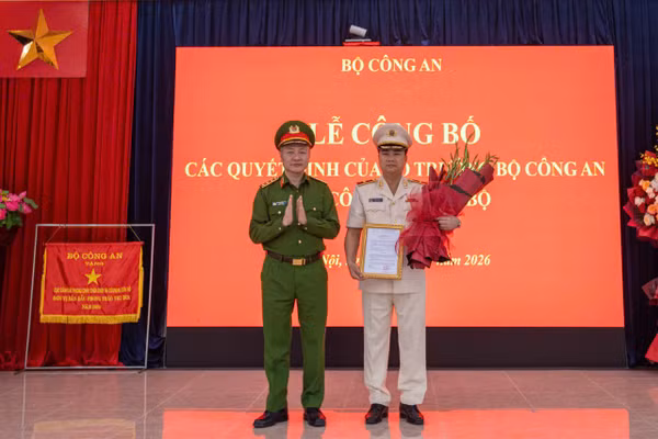Thượng tướng Nguyễn Ngọc Lâm trao quyết định cho Thiếu tướng Dương Đức Hải.