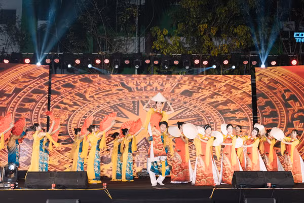 Văn nghệ sôi động tại gala.