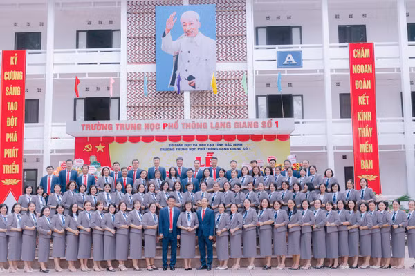 Tập thể cán bộ, giáo viên, nhân viên Trường THPT Lạng Giang số 1 hân hoan hướng tới kỷ niệm 60 năm thành lập trường.