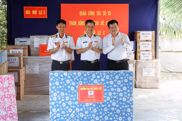 PGS.TS Đinh Văn Châu - Hiệu trưởng Trường Đại học Điện lực tặng quà tại Đảo Núi Le C.