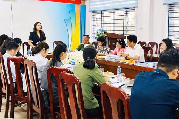 Bà Nguyễn Thị Hương phát biểu tại buổi kiểm tra ở Trường Tiểu học Cổ Nhuế 2B. 