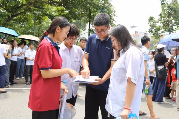 Thí sinh tại điểm thi Trường THPT chuyên Bắc Ninh (Ảnh BBN). 