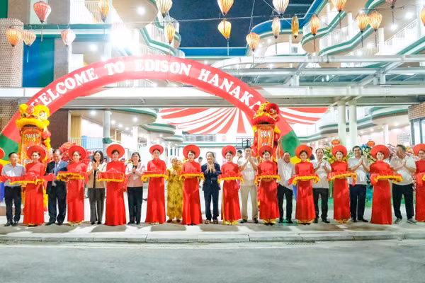 Đại biểu cắt băng khánh thành.