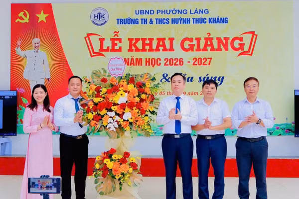Đại diện lãnh đạo phường Láng chúc mừng nhà trường.