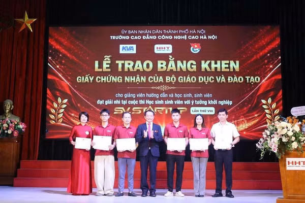 Trao Bằng khen và Giấy chứng nhận của Bộ GD&ĐT cho GV, HSSV đạt giải Nhì Cuộc thi: “HSSV với ý tưởng khởi nghiệp” năm 2026.