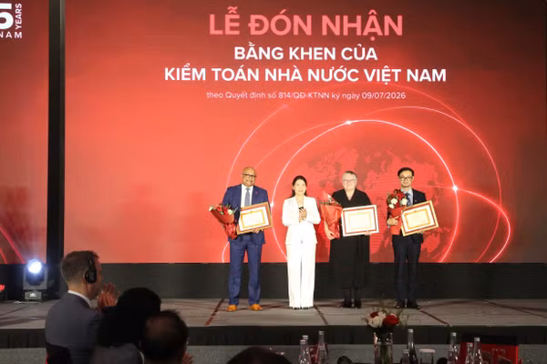 TS. Hà Thị Mỹ Dung, Phó Tổng Kiểm toán Nhà nước trao Bằng khen cho cá nhân, tập thể ACCA. 