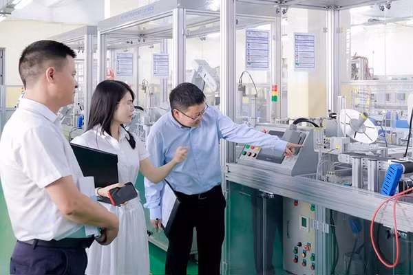 Đào tạo nghề với xưởng thực hành nhiều trang thiết bị hiện đại.