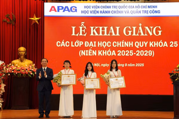 PGS.TS. Nguyễn Bá Chiến khen thưởng cho các sinh viên đỗ thủ khoa.