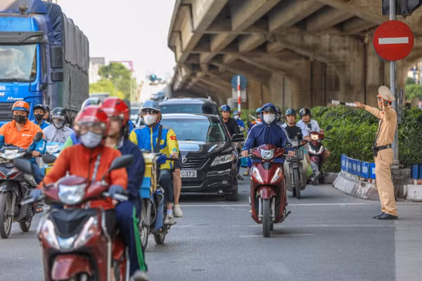 CSGT phân luồng giao thông dịp nghỉ lễ.