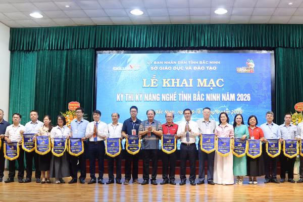 Phó Chủ tịch UBND tỉnh Bắc Ninh Lê Xuân Lợi cùng lãnh đạo Sở GD&ĐT trao Cờ lưu niệm cho các đoàn tham dự Kỳ thi.