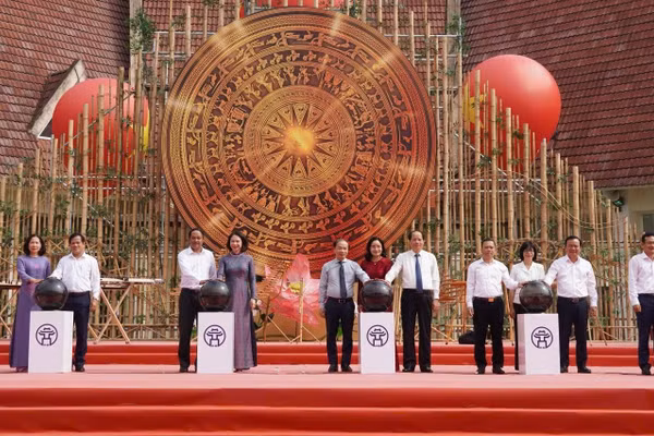 Các đại biểu thực hiện nghi thức phát động hưởng ứng Ngày Văn hóa Việt Nam. Ảnh: BTC.