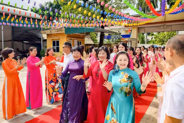 Đại diện Phòng Văn hóa Xã hội phường Từ Sơn và thầy cô giáo nhà trường.