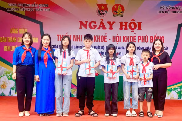 Cô giáo Nguyễn Thị Thu Thủy (thứ 2 bên trái).