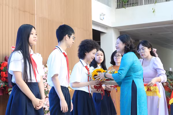 Nhà giáo Tô Thị Hải Yến - Hiệu trưởng Trường THCS Giảng Võ khen thưởng các em học sinh xuất sắc.