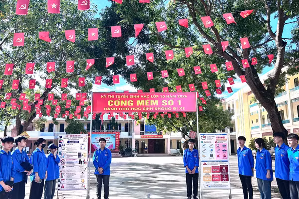 Tình nguyện viên sẵn sàng hỗ trợ thí sinh tại điểm thi.