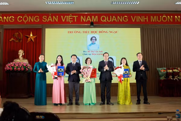 Lãnh đạo phường Đông Ngạc trao quyết định, chúc mừng Ban giám hiệu Trường Tiểu học Đông Ngạc.