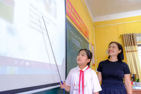 Cô trò Trường Tiểu học Yên Sơn.