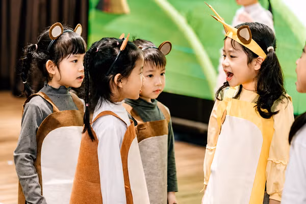 Trẻ mầm non tự tin thể hiện tiếng Anh.