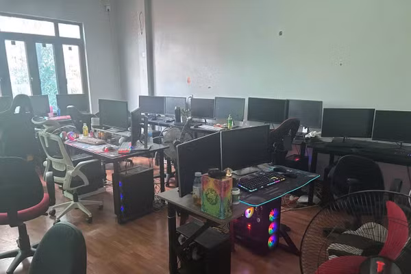 Hệ thống máy tính được ổ nhóm lắp đặt để thực hiện hành vi chiếm đoạt quyền truy cập Facebook.